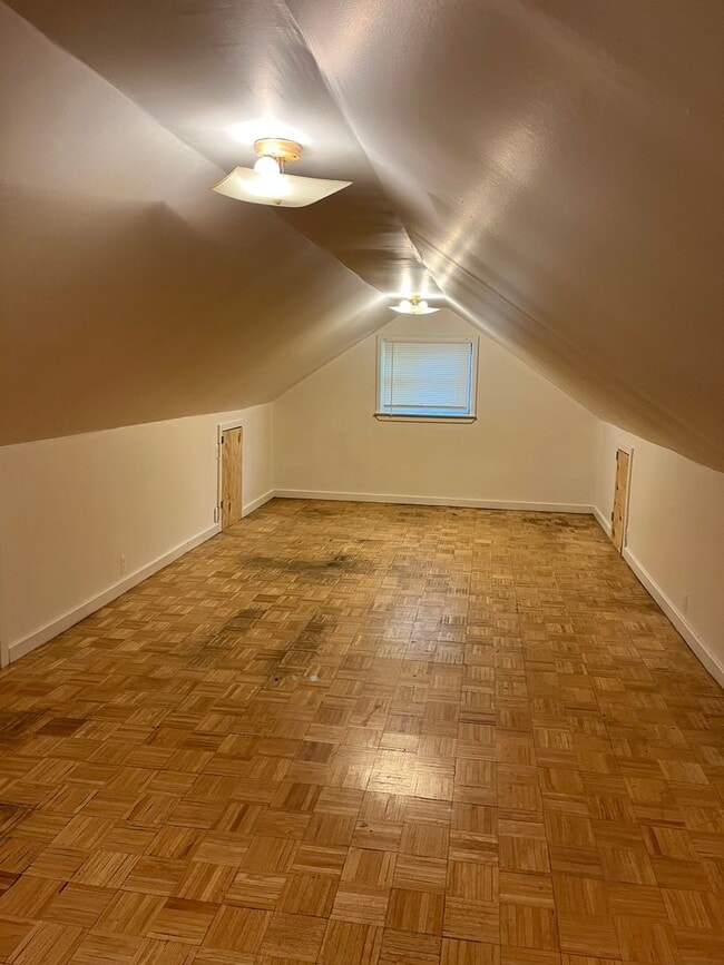 Building Photo - 3 bedroom - 1 bath  $1095/month