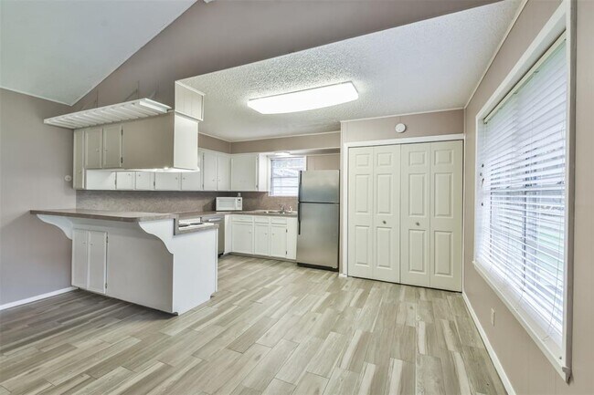 Building Photo - 23807 Red Oak Dr