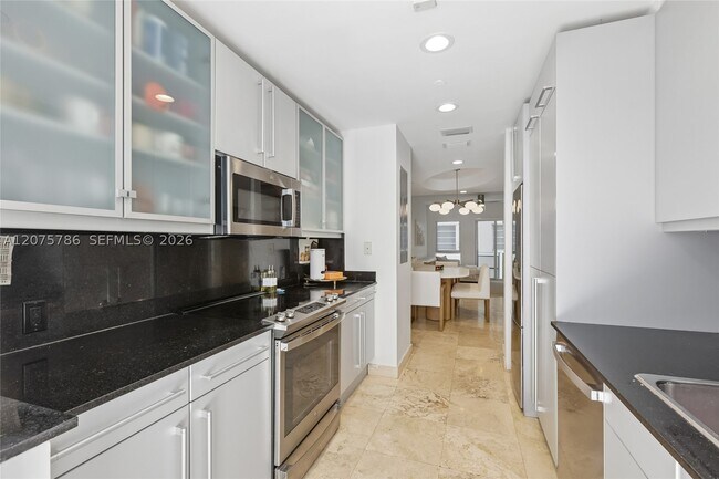 Building Photo - 204 13th St