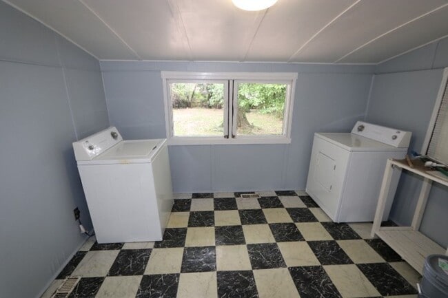 Building Photo - CENTRAL GARDENS BUNGALOW