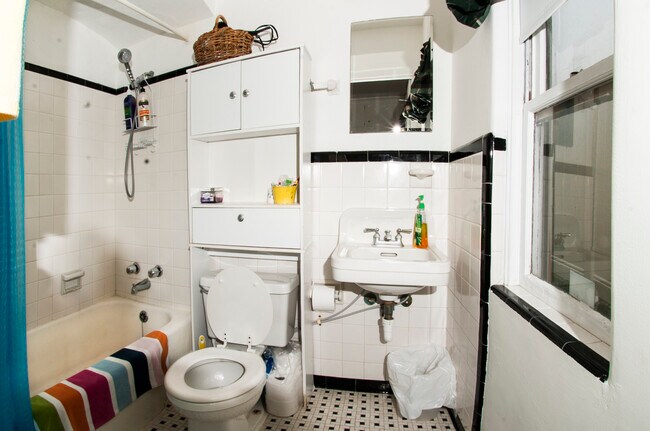 Building Photo - 512 University Blvd