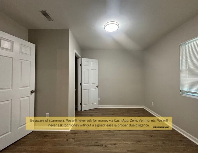 Building Photo - 1118 Soria St