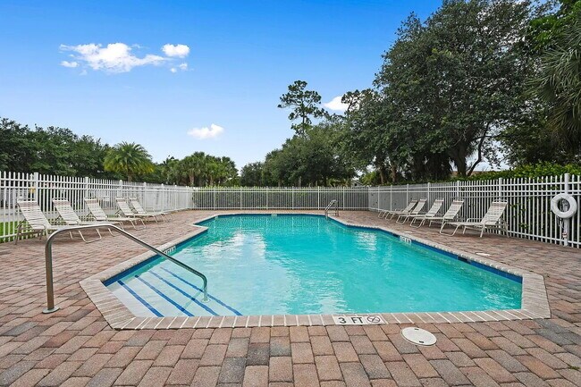 Building Photo - Spacious 3BR Townhome in Gated Villa Palma | Garage | Community Pool