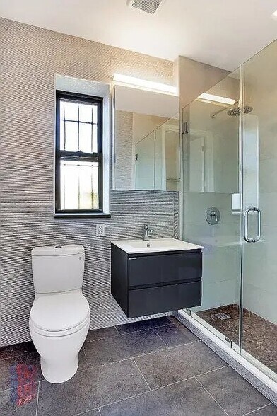 Building Photo - 722 10th Ave