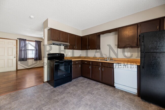 Building Photo - 1320 Peach Ave