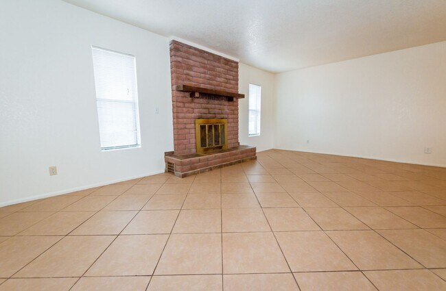 Building Photo - Charming Cul De Sac Home with Fireplace, Central A/C & Garage!