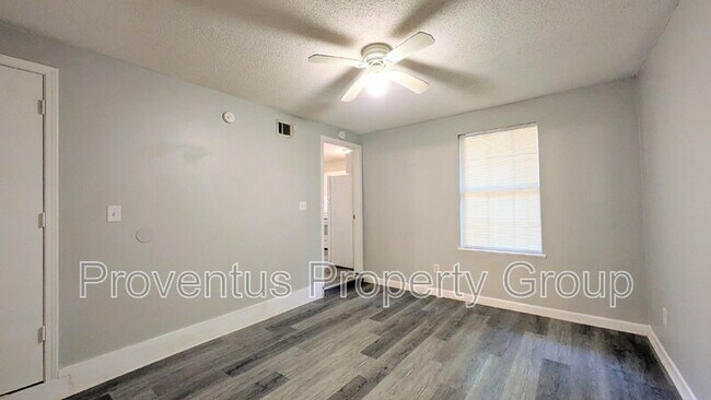 Building Photo - 4527 Versailles Dr