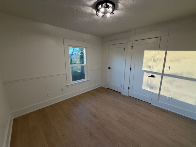 Building Photo - WAL2 - FULLY renovated 3 bed 1.5 bath Duplex on OAKWAY!