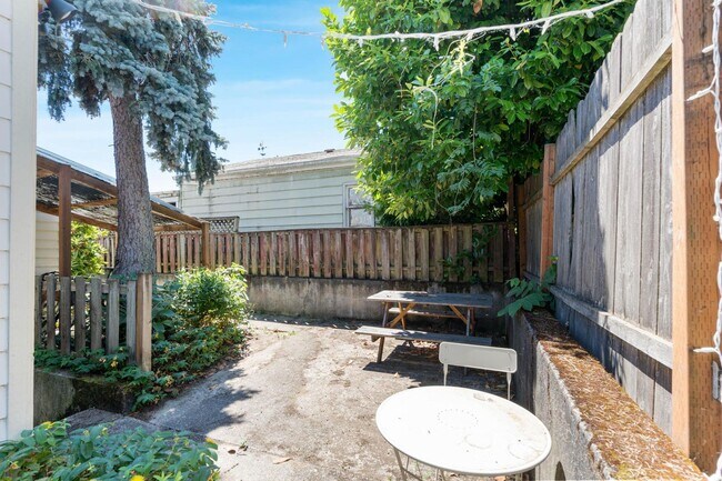Building Photo - 2 weeks free rent! Beautifully remodeled 1-bdrm/1-bath in 7-plex—Shared laundry, dedicated storag...