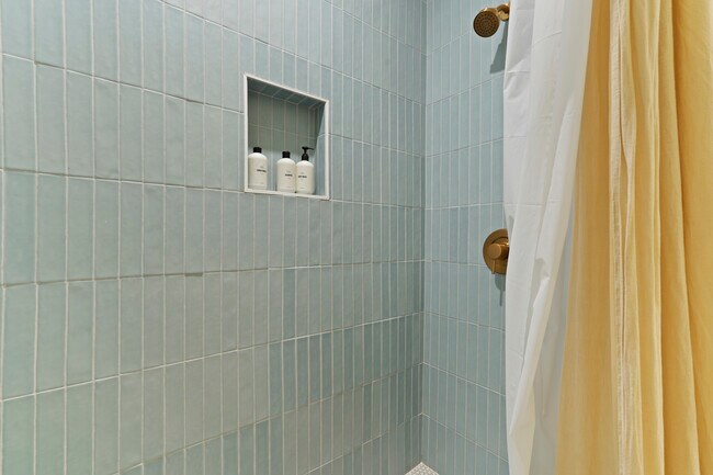 Building Photo - 211 W 40th St