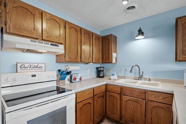 Building Photo - ***Free Utilities ***All Inclusive Seasonal Rental Available November 4, 2025 - March 31, 2026