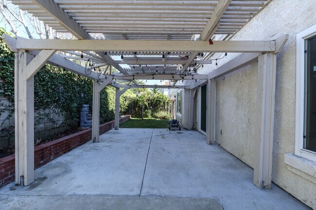 Building Photo - 3 bedrooms 2.5 bathrooms | Southwinds | Oxnard | Unfurnished