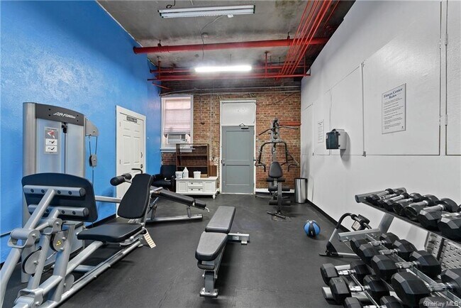 Building Photo - 633 Old Post Rd