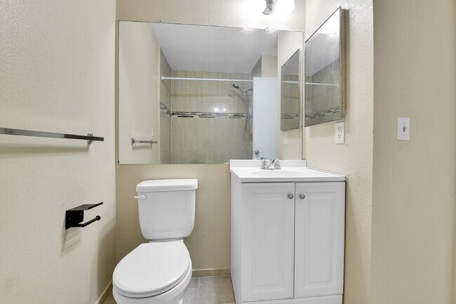 Building Photo - $1,775 - 2 Bed, 2.5 Bath End Unit in Auror...