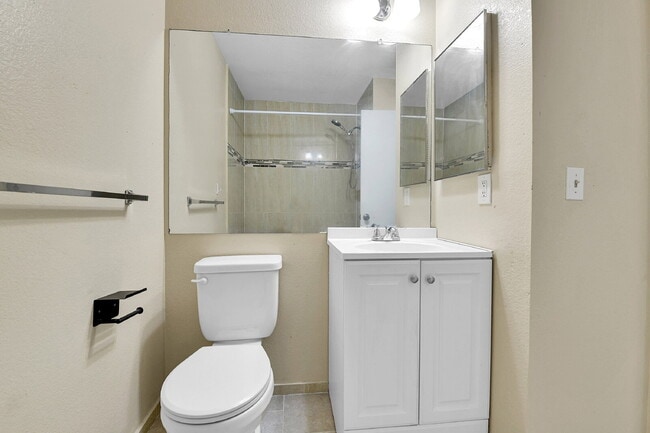 Building Photo - $1,800 - 2 Bed, 2.5 Bath End Unit in Auror...