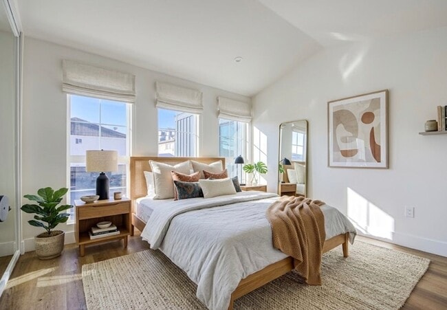 Building Photo - Luxury Living with Massive Private Yard in Downtown Burbank!