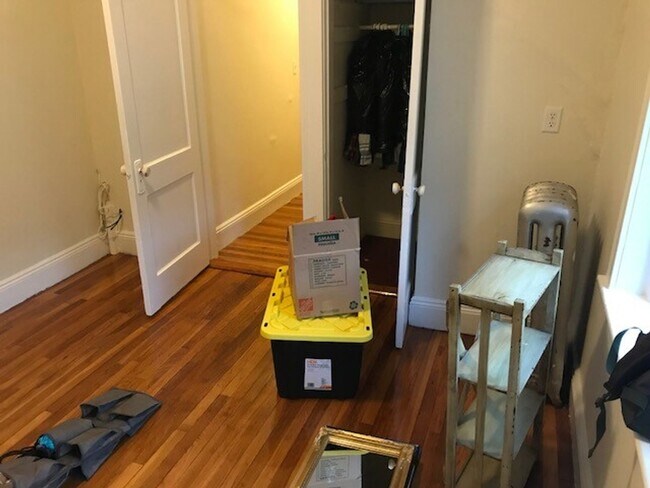 Building Photo - Large updated 2 bed unit with the landlord...