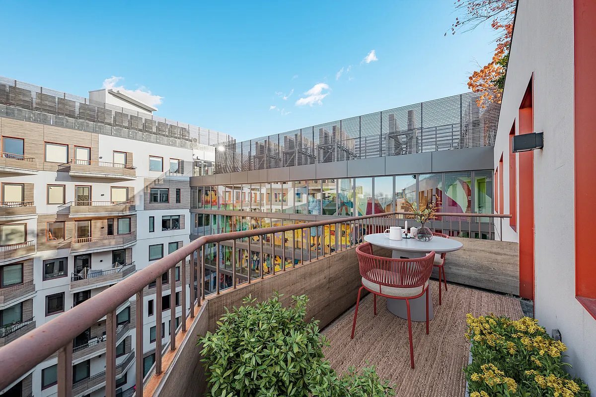 Building Photo - 123 Melrose St