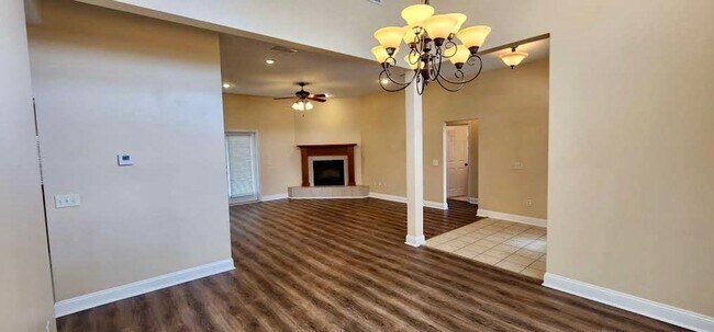 Building Photo - Great Home and Location-Available Now!