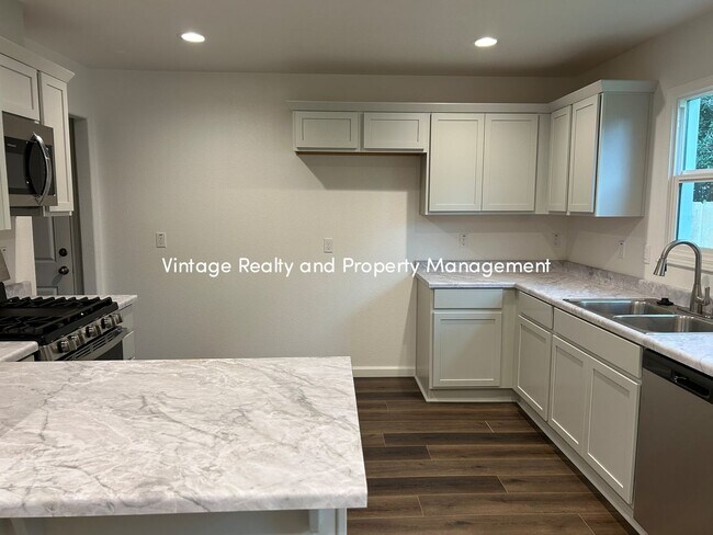 Building Photo - Just Like New Cozy 2 Bedroom Home That Is Ready to Go!!!