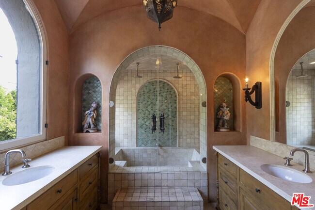 Building Photo - 1407 N Beverly Dr