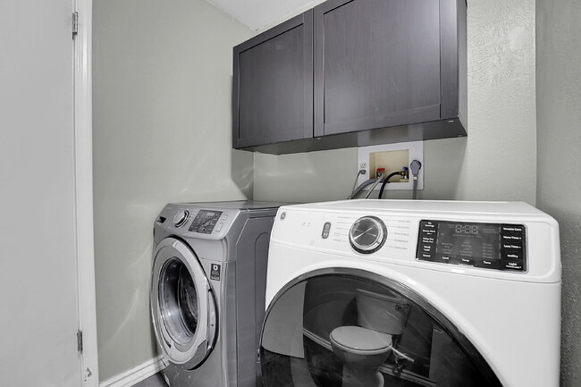 Building Photo - $2,595.00, 4 bed, 2 bath, located in Auror...