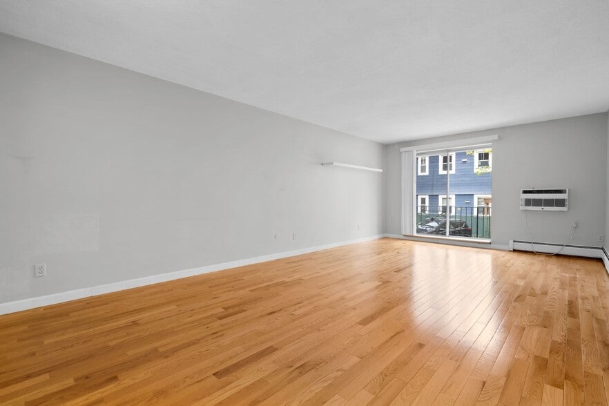 Building Photo - 804 Centre St