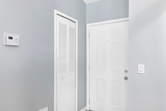 Building Photo - Charming 2 bedroom with many updates