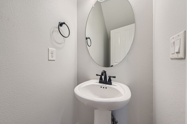 Main Level Half Bath - 4557 SE Satinwood St