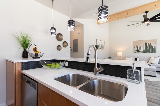 Single Story (2 bed/2 bath) - 406 38th St