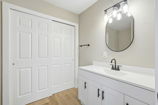 Building Photo - 2325 Yew St