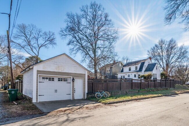 Building Photo - Standout 3-bed, 1.5-bath 1930s Richmond home full of vintage charm