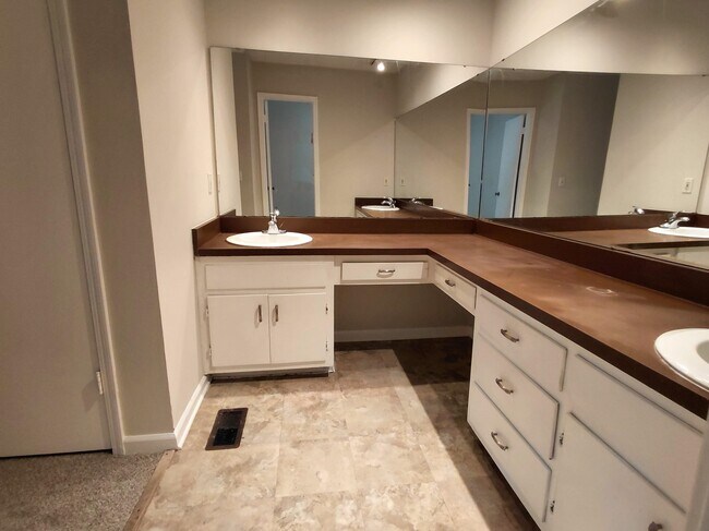 Building Photo - 2983 Bay Shore Dr