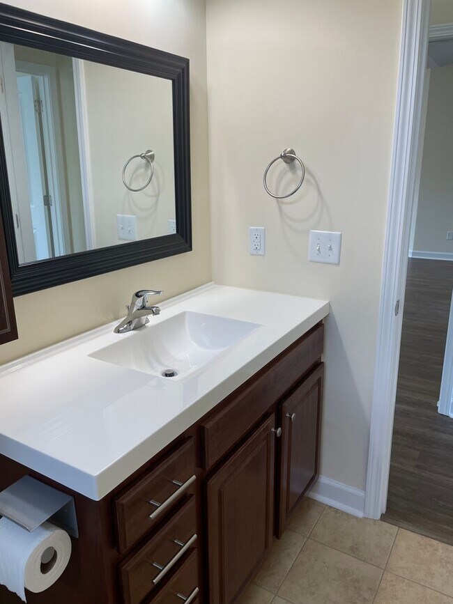 Building Photo - 3 Bedroom 2 Bathroom House with Large Fenc...