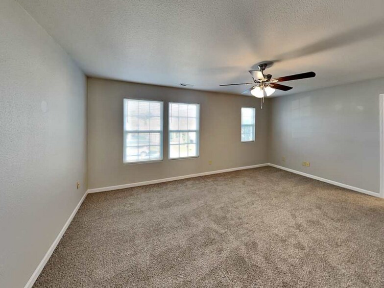 Building Photo - 934 Littleton Dr