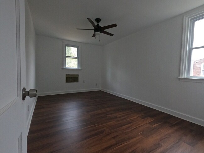 Bedroom - 869 W Walnut Ln