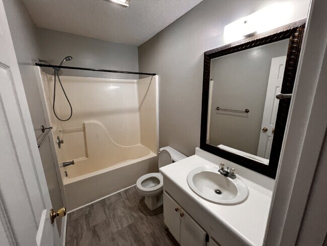 Building Photo - Apartment for Rent