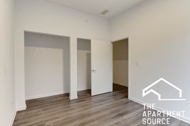 Building Photo - South Loop 3 bed 2 bath -- Updated Kitchen, HUGE Floorplan, Large Patio