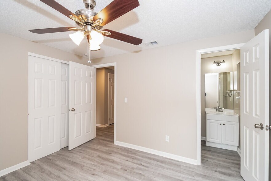 Building Photo - 4219 Pointe Haven Dr S