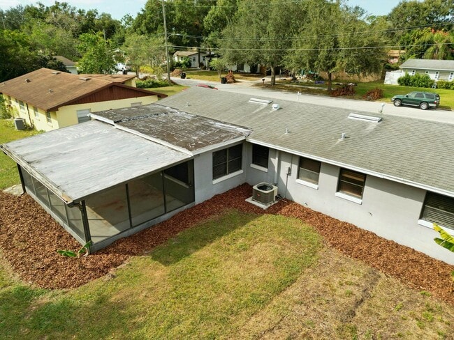 Building Photo - 4 bed 2 bath home