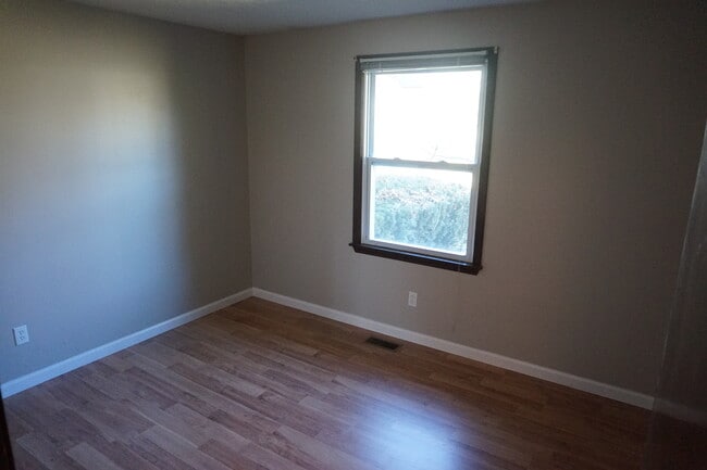 Building Photo - 641 Orchard Dr W