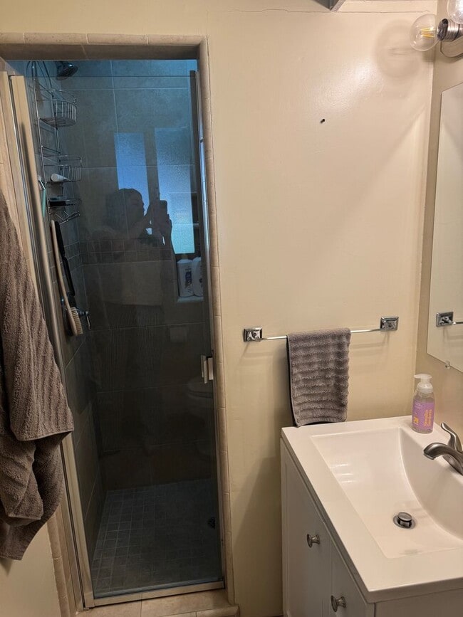 Building Photo - Gorgeous Updated 3 Bedroom in the heart of...