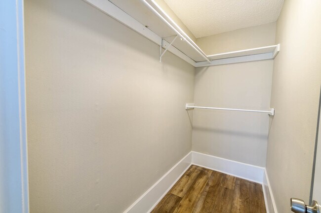 Building Photo - 1688 Vine Ave