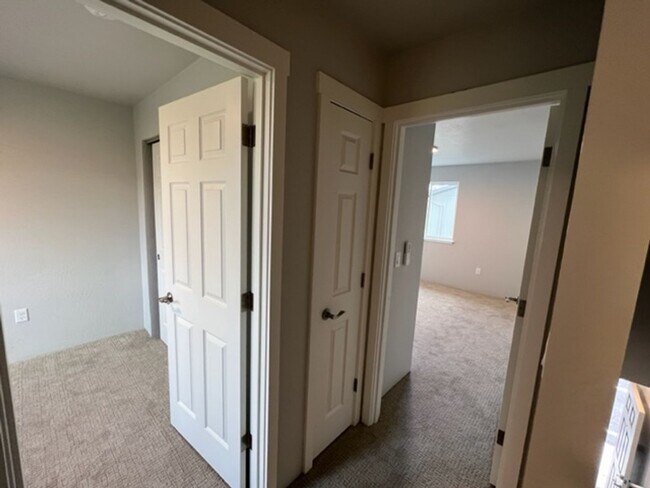 Building Photo - 2 BEDROOM/ 2 LEVELS TOWNHOME (Down the hill in front of Taco Bell in Phoenix Oregon)