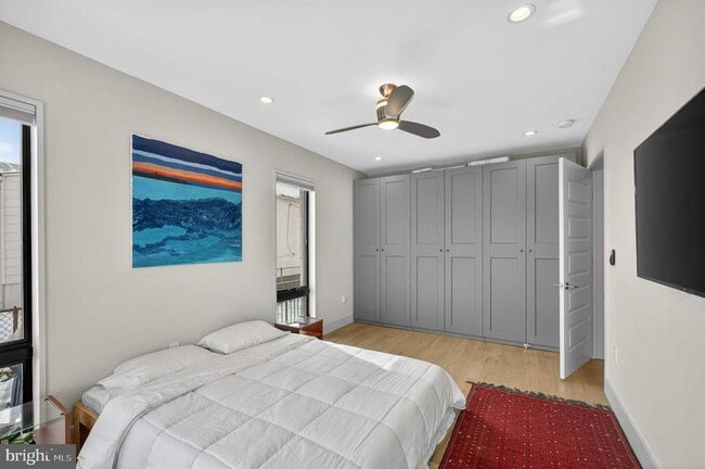 Building Photo - 911 S Oak St