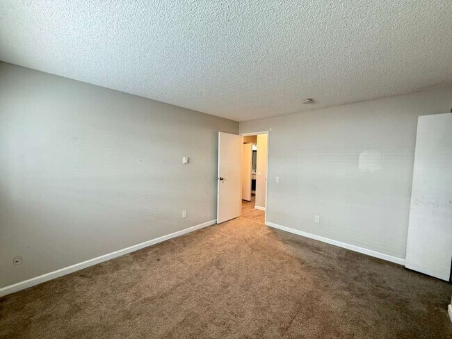 Building Photo - 3 Bedroom 2 Bathroom Plus Parking and Storage!