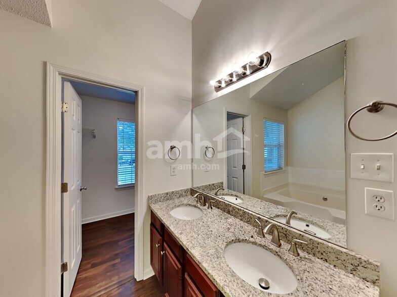 Building Photo - 364 Hidden Creek Ln