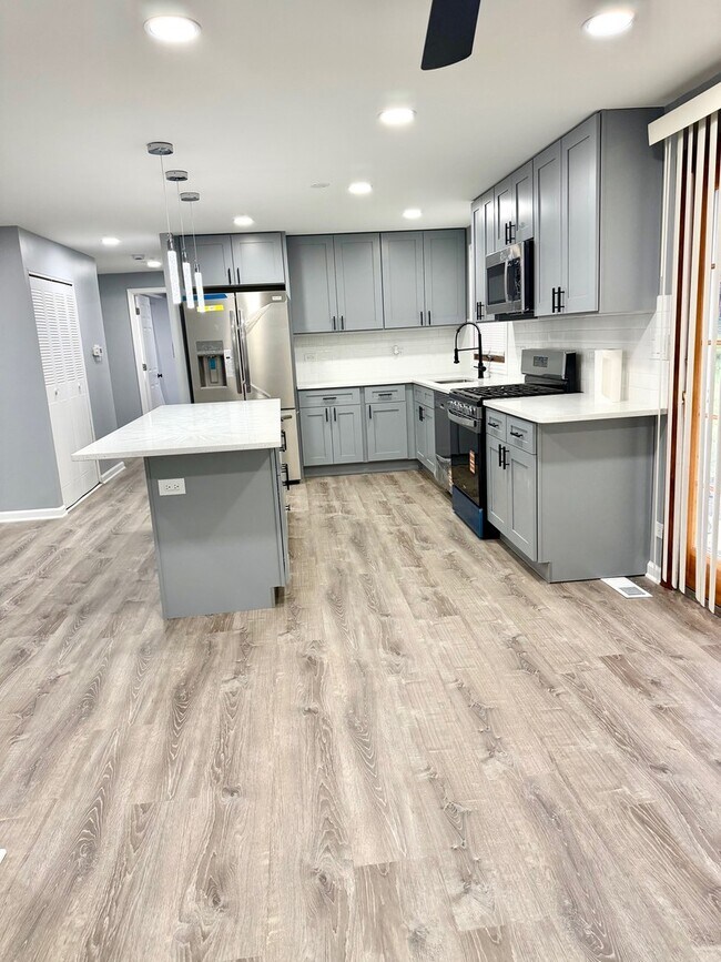 Building Photo - 1310 Somerset Ln