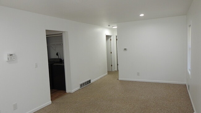 Building Photo - 4 bed 2 bath for Rent in Roeland Park, KS