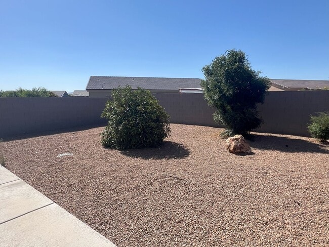 Building Photo - Newer home